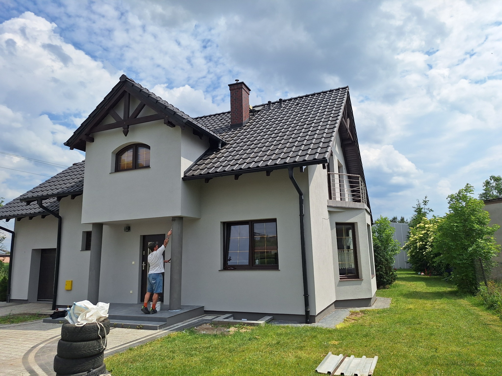 Zakres prac obejmował położenie tynku oraz pomalowanie elewacji.