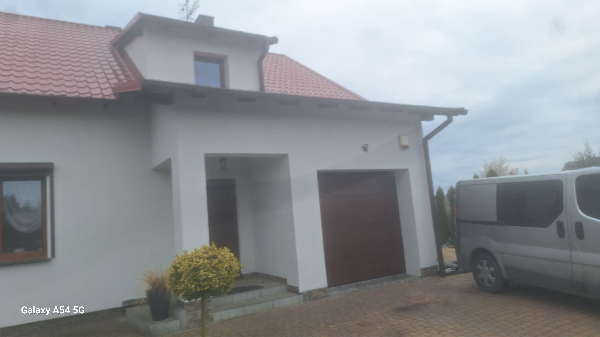 Wykonanie kompleksowej elewacji budynku, wymiana kostki brukowej oraz wykonanie od podstaw studni ozdobnej.