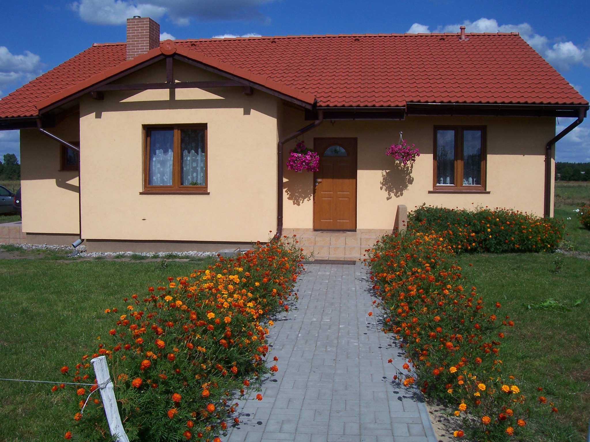 Ocieplenie budynku wraz z wtopieniem siatki, położeniem oraz pomalowaniem tynku. Obłożenie schodów płytkami.