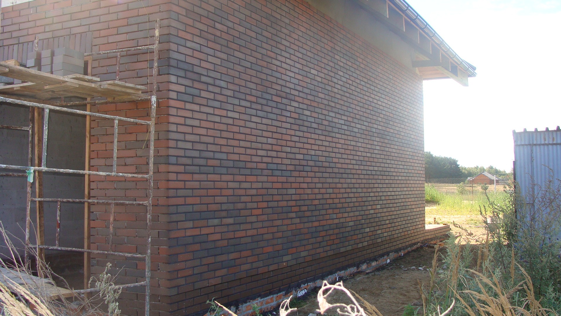 Obłożenie klinkierem nowo wybudowanego domu jednorodzinnego.