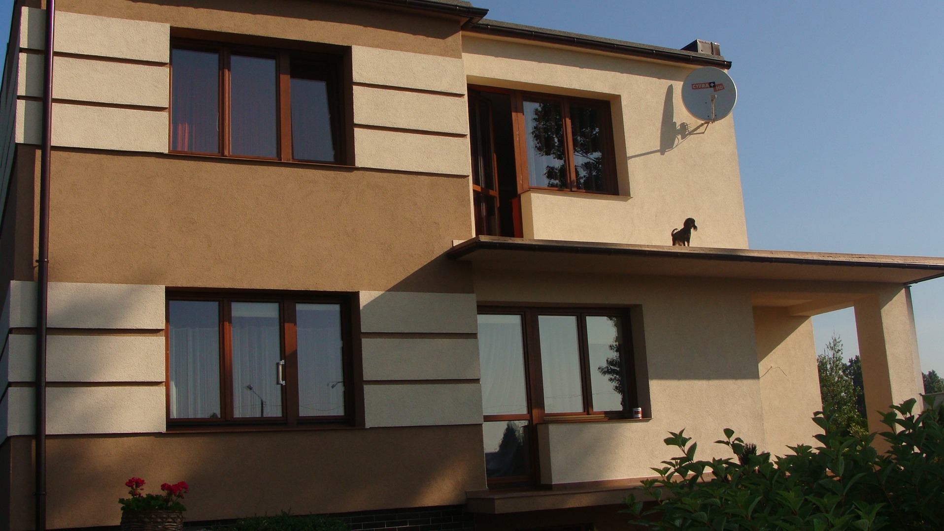 Wykonanie kompleksowych prac elewacyjnych wraz z utworzeniem pasów ozdobnych.