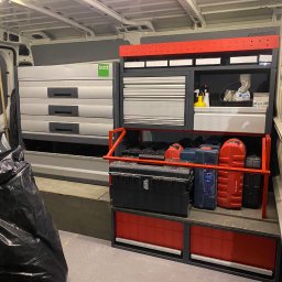 MK Elektro - Wnętrze furgonetki elektryka z szufladami narzędziowymi Bott, skrzynkami na narzędzia Bosch i workiem na śmieci, gotowe do pracy.