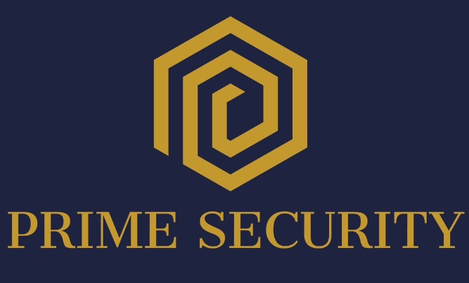 Logo firmy ochroniarskiej Prime Security: złoty, geometryczny symbol w kształcie sześcioboku z wewnętrznymi liniami na granatowym tle, poniżej nazwa firmy.