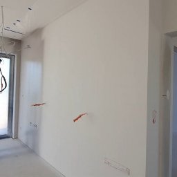 Malowanie natryskowe ścian.