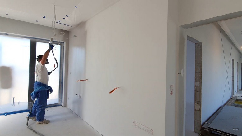 Malowanie natryskowe ścian.