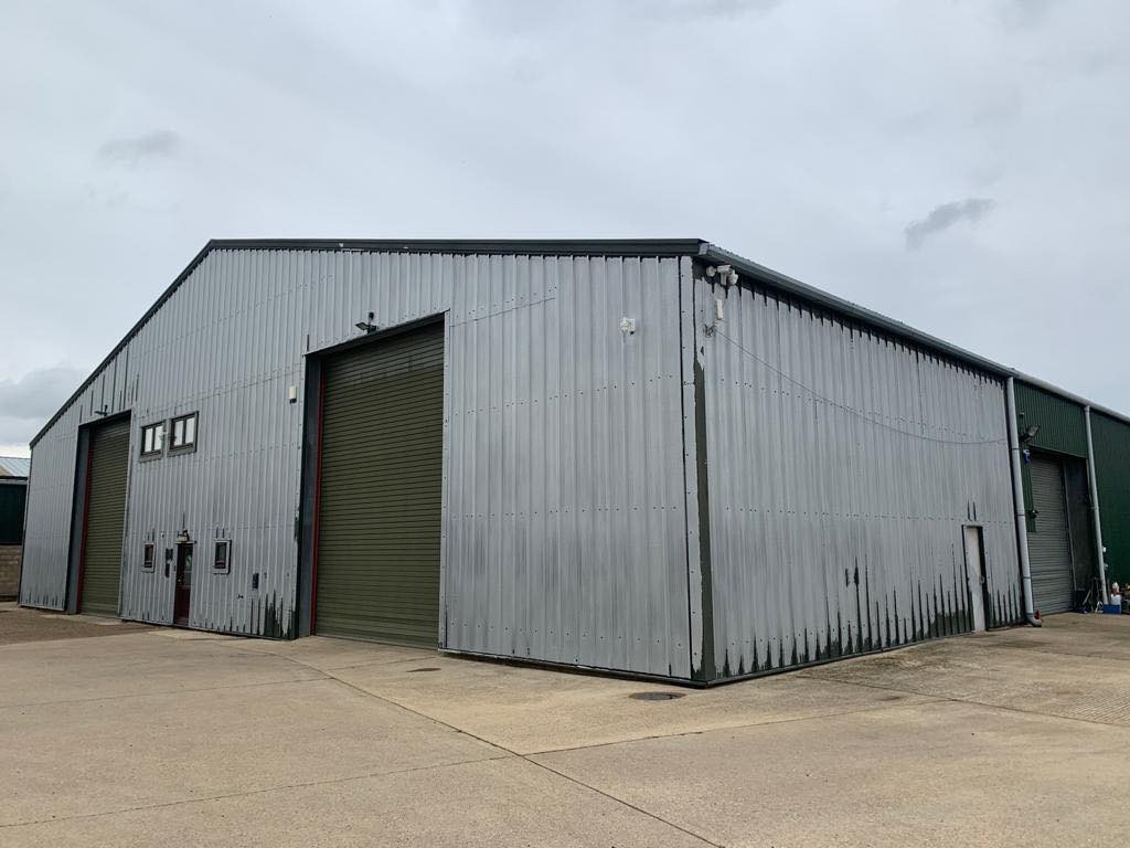 Hala magazynowa przed malowaniem.