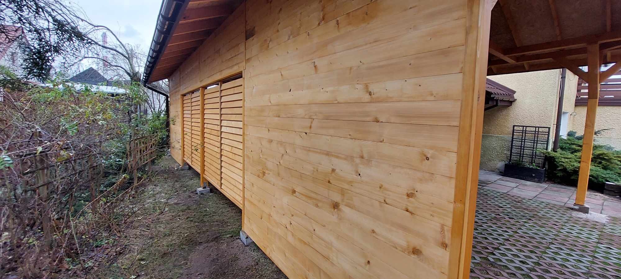 Drewniana konstrukcja z lamelami i zadaszeniem, widok na posesję z kostką ażurową.