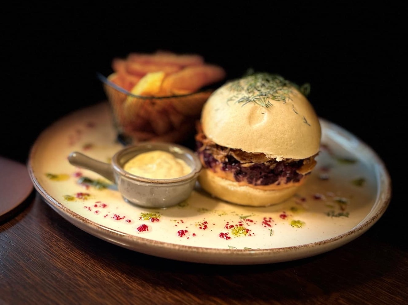 Pyzo Burger z gęsiną, serwowany u nas w lokalu z okazji obchodów św. Marcina