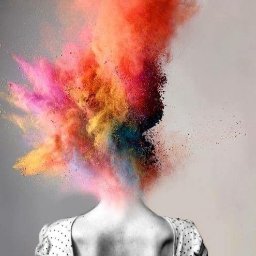 Fast Marketing Plan - Kobieta odwrócona tyłem, z głowy której eksploduje chmura wielobarwnych proszków, tworząc abstrakcyjną kompozycję.