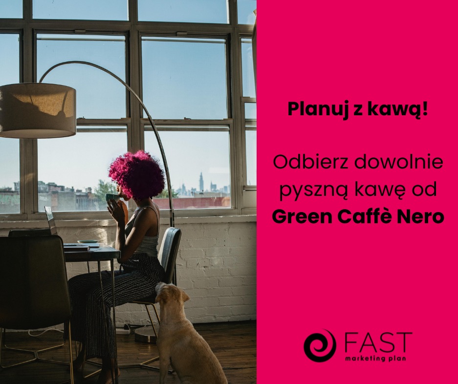 Kobieta z różowymi włosami pije kawę przy biurku z laptopem w jasnym pokoju z widokiem na miasto, obok siedzi pies, obok różowe tło z tekstem 'Planuj z kawą! Odbierz dowolnie pyszną kawę od Green...