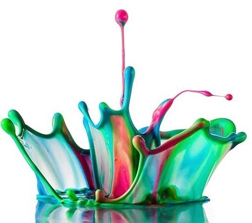 Kropla farby w powietrzu, tworząca kształt korony w odcieniach niebieskiego, zielonego i różowego na białym tle.