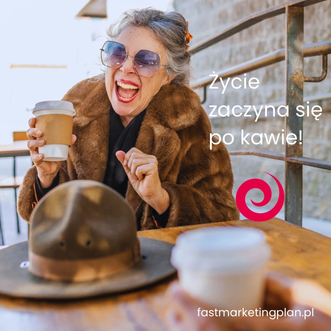 Uśmiechnięta kobieta w okularach przeciwsłonecznych i futrze, trzymająca kawę na wynos przy stoliku kawiarnianym z hasłem 'Życie zaczyna się po kawie!'