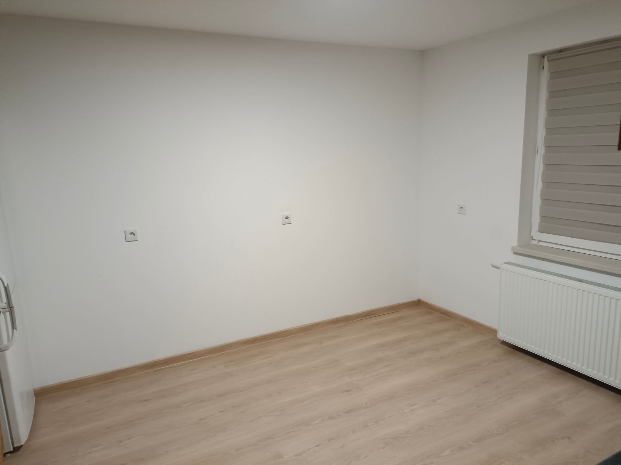 Malowanie ścian, położenie panele laminowane