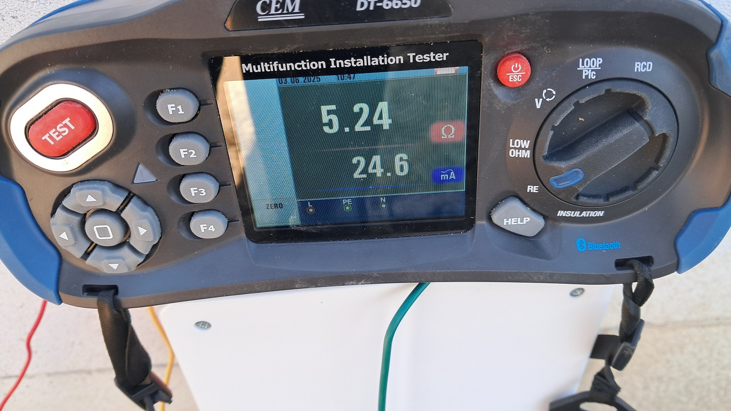 Miernik uniwersalny CEM DT-6650 z wyświetlaczem wskazującym wartości 5.24 Ω i 24.6 mA, ustawiony na białej powierzchni, z widocznymi przyciskami funkcyjnymi i pokrętłem wyboru trybu pomiaru.