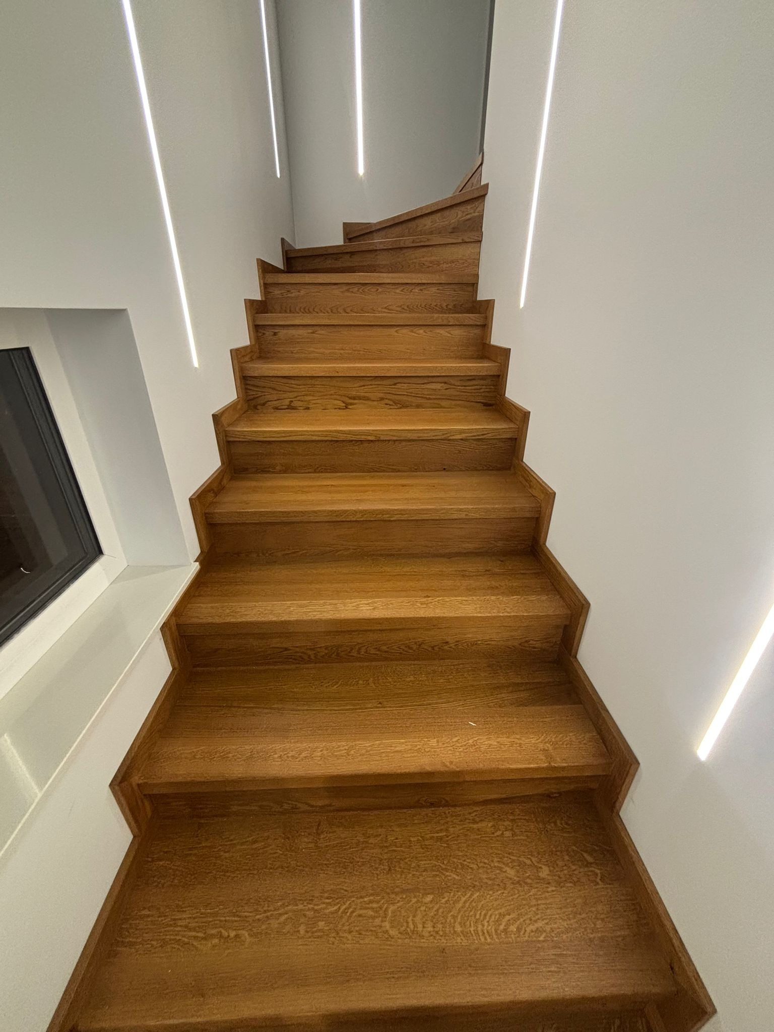 Schody klasyczne dębowe zabiegowe podtopień w kolorze drewna