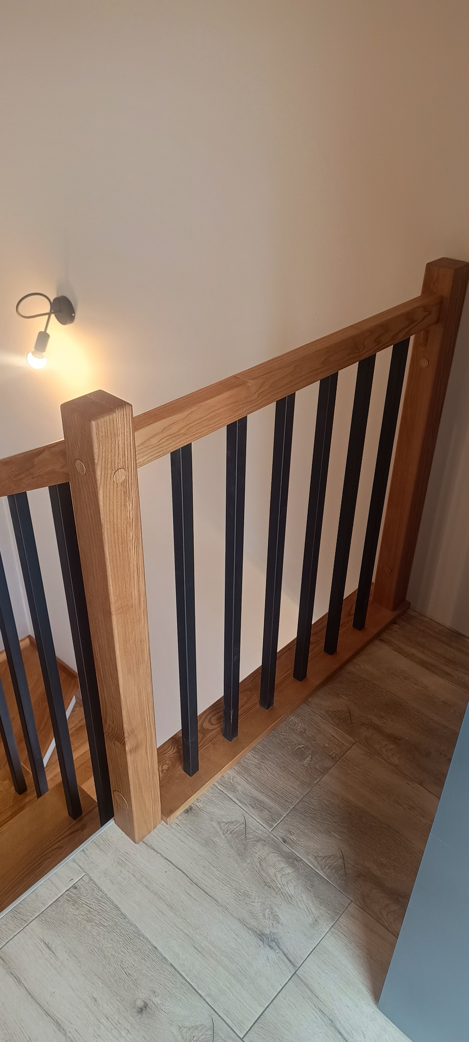 Schody jesion balustrada drewniana wypełnienie metalowe malowane na czarno