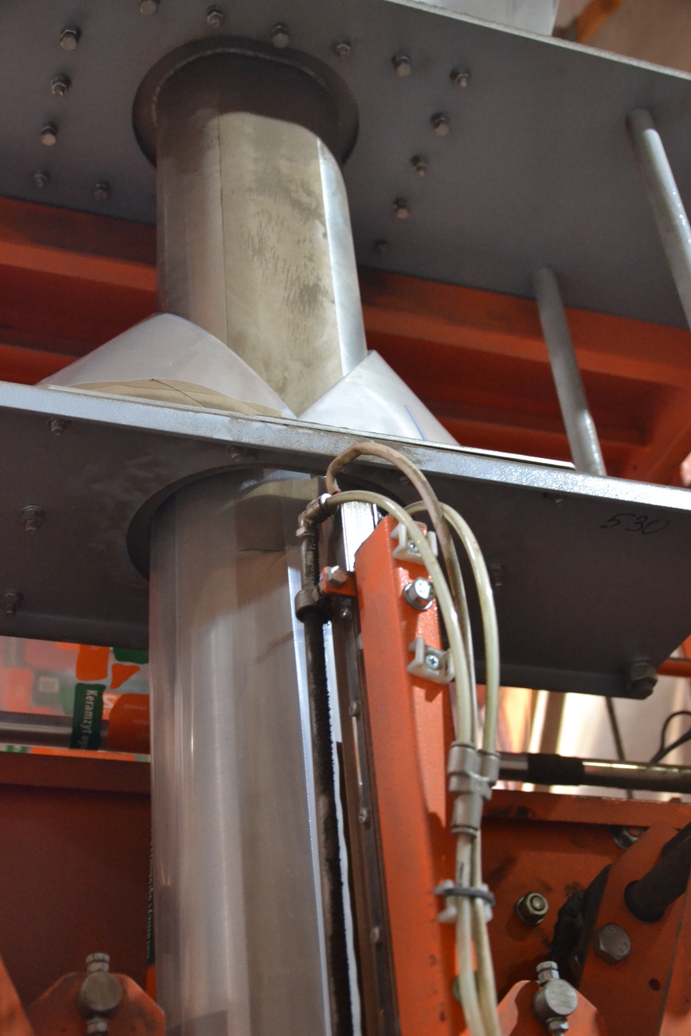 Automat dla pakowania, przepakowania produkcji jak w kilogramach tak i w litrach/