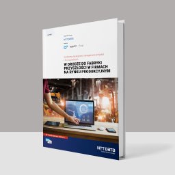 PawJan Design - Okładka raportu NTT DATA o cyfryzacji fabryk, prezentująca wizualizację interfejsu kontrolnego na laptopie w scenerii produkcyjnej z robotami przemysłowymi.