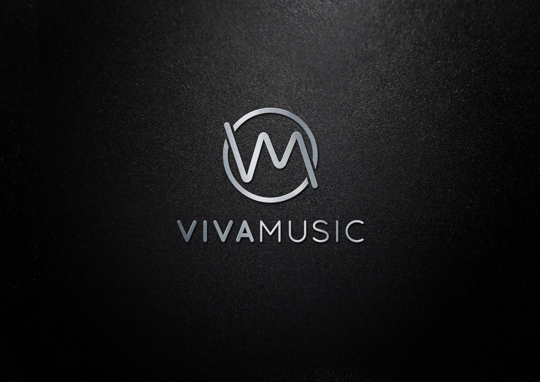 Srebrne logo VivaMusic z symbolem fali dźwiękowej w okręgu, umieszczone na czarnym, teksturowanym tle.