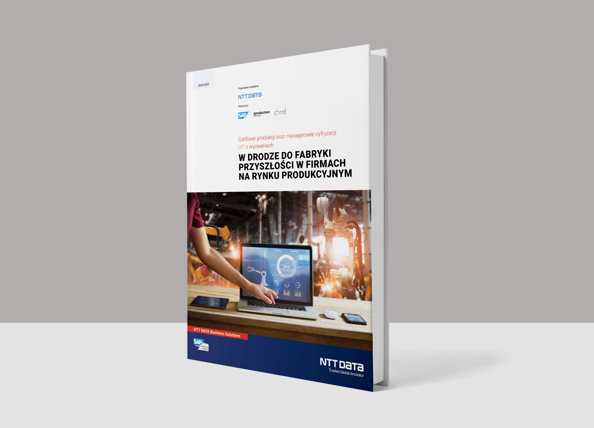 Okładka raportu NTT DATA o cyfryzacji fabryk, prezentująca wizualizację interfejsu kontrolnego na laptopie w scenerii produkcyjnej z robotami przemysłowymi.