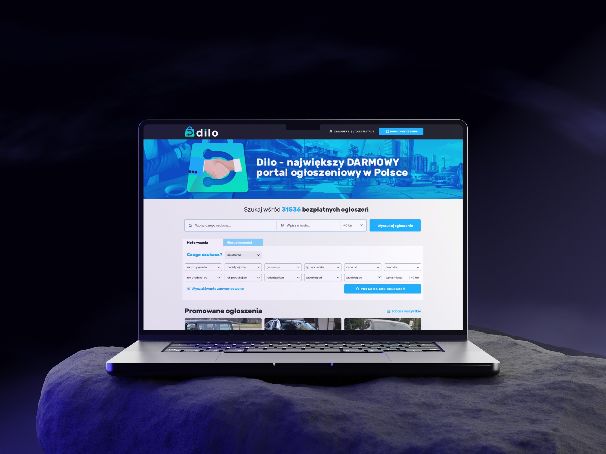 Laptop wyświetlający stronę internetową z ogłoszeniami Dilo, z widocznymi polami wyszukiwania pojazdów i nieruchomości.