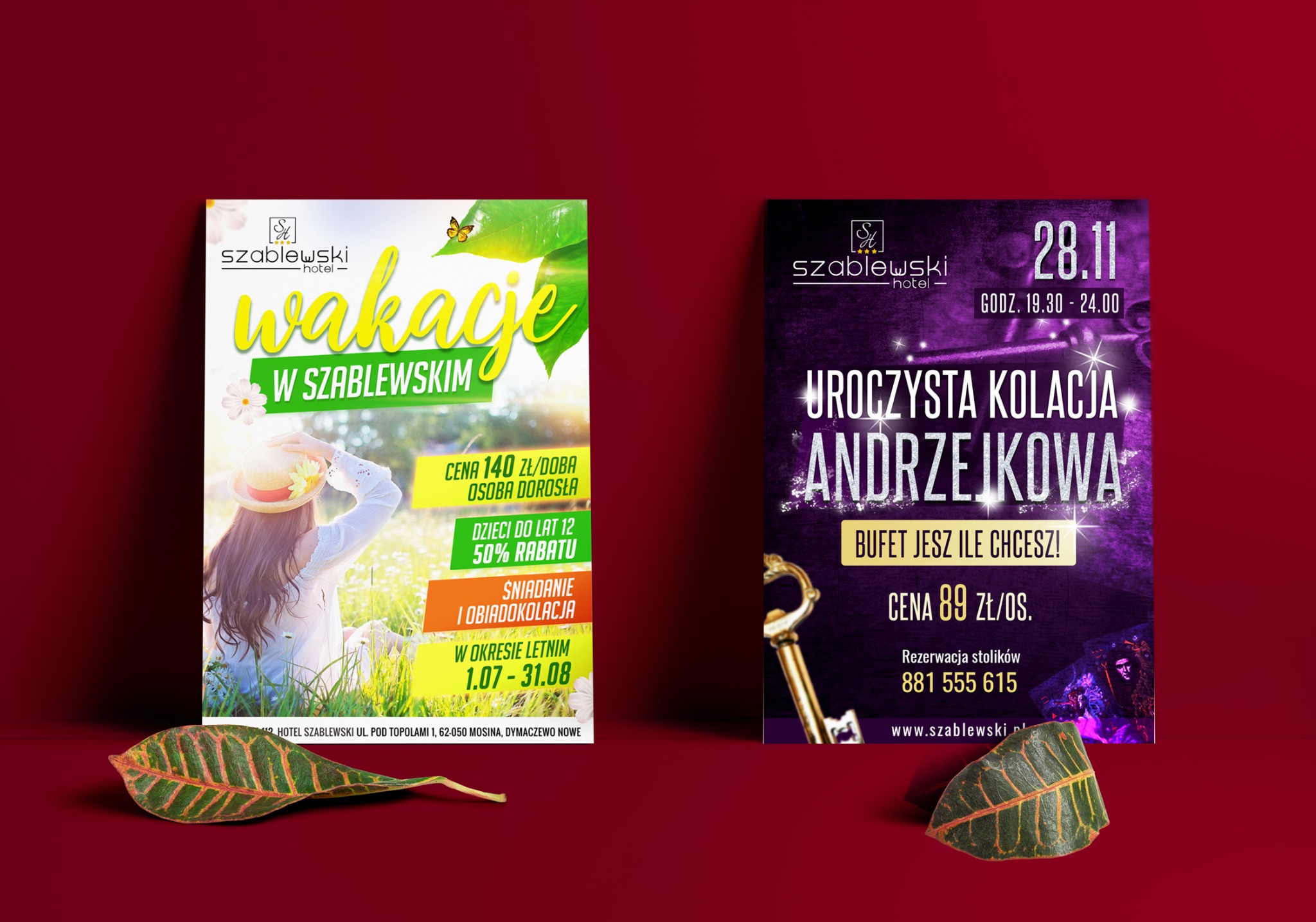 Dwa plakaty reklamowe hotelu Szablewski na bordowym tle, jeden z ofertą wakacyjną, drugi z uroczystą kolacją andrzejkową, z liściem w dolnej części kadru.