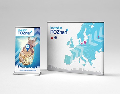 Dwa roll-upy reklamowe z hasłem 'Invest in Poznan', jeden z wizerunkiem budynku, drugi z mapą Europy, na jasnoszarym tle.