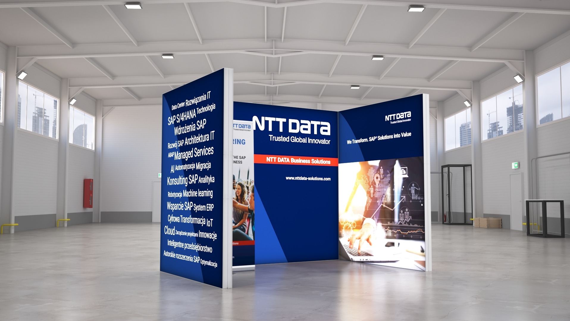 Stoisko targowe NTT DATA prezentujące rozwiązania IT, z widocznymi hasłami dotyczącymi SAP, automatyzacji i transformacji cyfrowej, umieszczone w przestronnym, jasnym wnętrzu hali z oknami.
