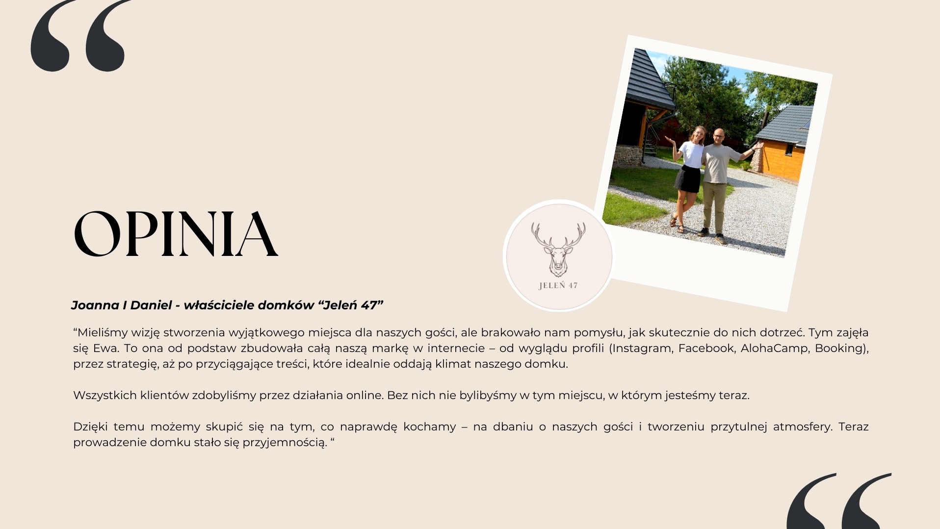 Grafika z opinią klientów domków 'Jeleń 47', prezentująca ich logo, tekst rekomendacji oraz zdjęcie właścicieli na tle domków.