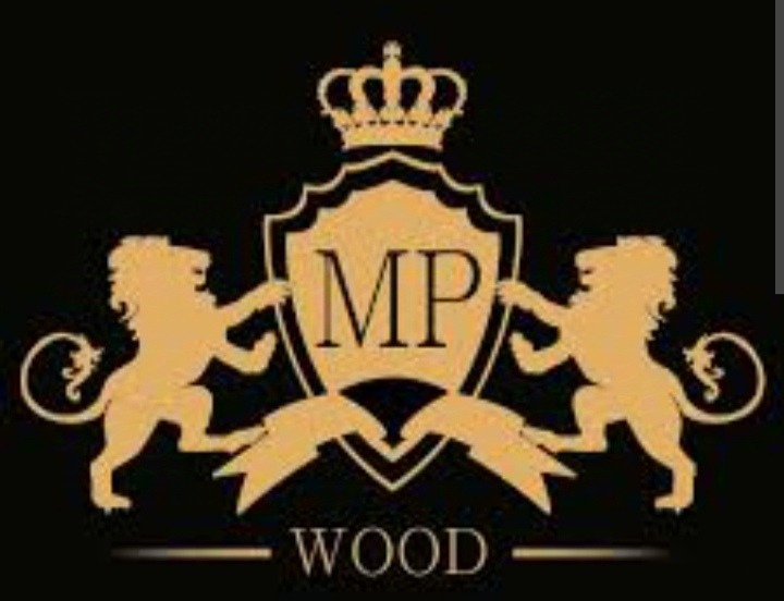 Złote logo na czarnym tle przedstawiające herb z koroną, inicjały MP, dwa lwy i napis WOOD.