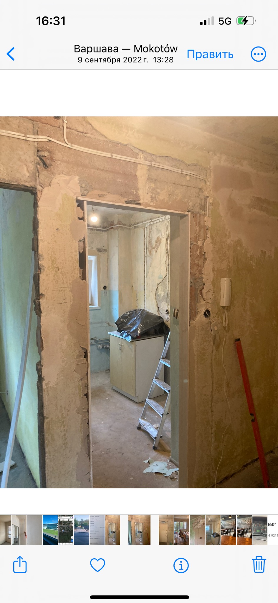 Wnętrze w trakcie remontu: zniszczone ściany, widoczne przewody elektryczne, drabina aluminiowa, poziomica i mebel przykryty czarną folią.