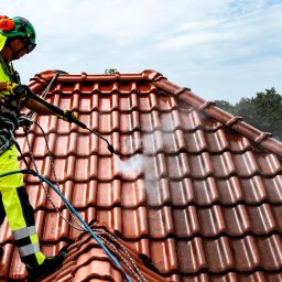CLEAN HOUSE Dawid Zawiślak - Mycie dachy z dachówki w dostępie linowym, dach był myty pierwszy raz od 15lat. Miejscowość Zielonka.