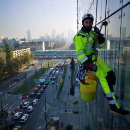 Mycie przeszkleń wieżowców w dostępie linowym