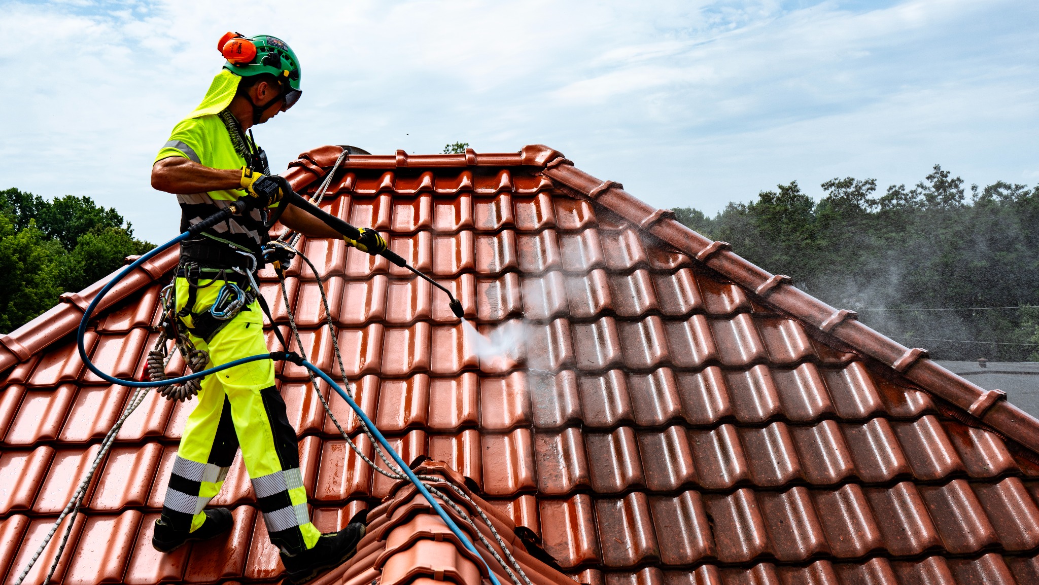 Mycie dachy z dachówki w dostępie linowym, dach był myty pierwszy raz od 15lat. Miejscowość Zielonka.