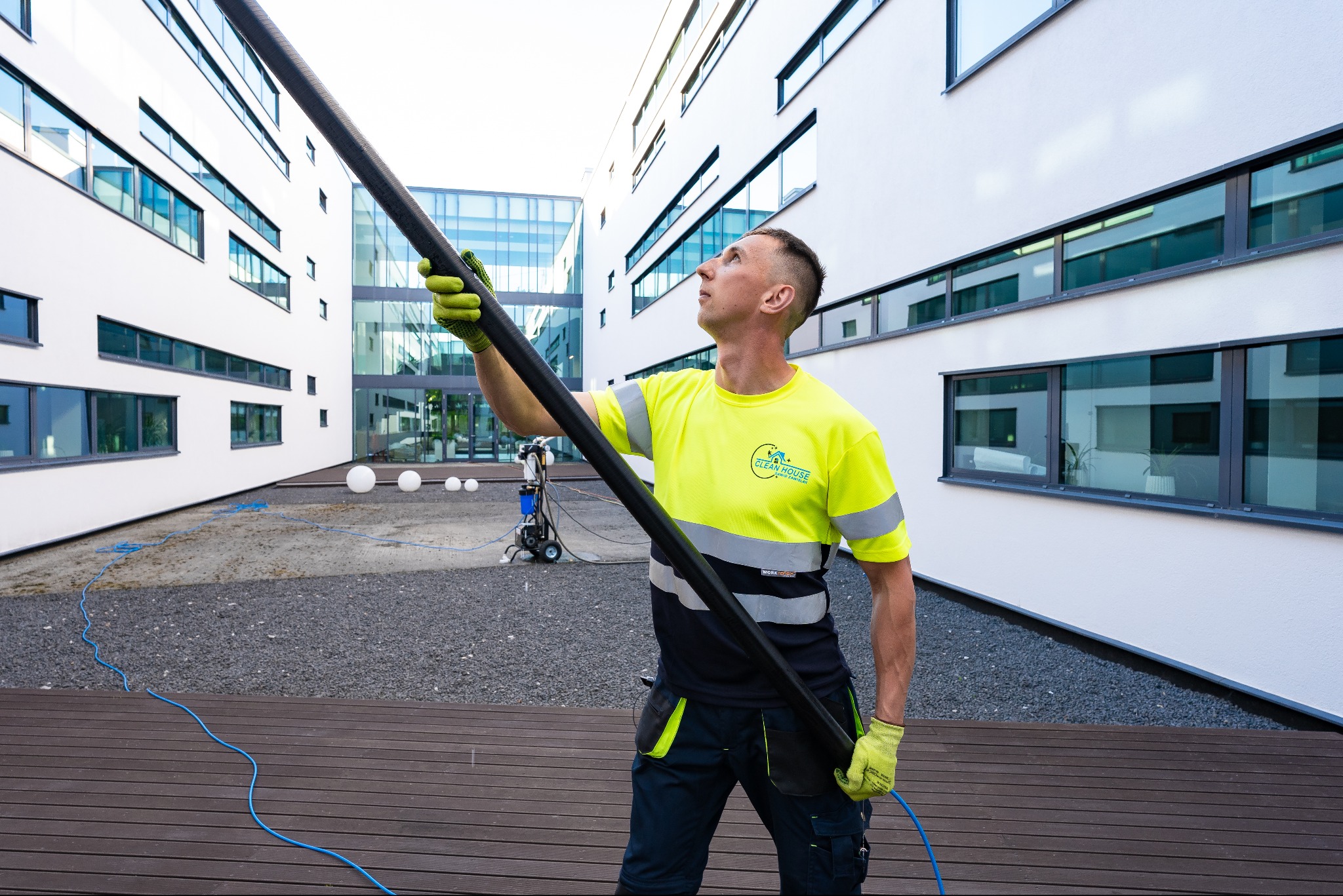 Mycie przeszkleń na wysokości za pomocą lancy teleskopowej i wody demineralizowanej.