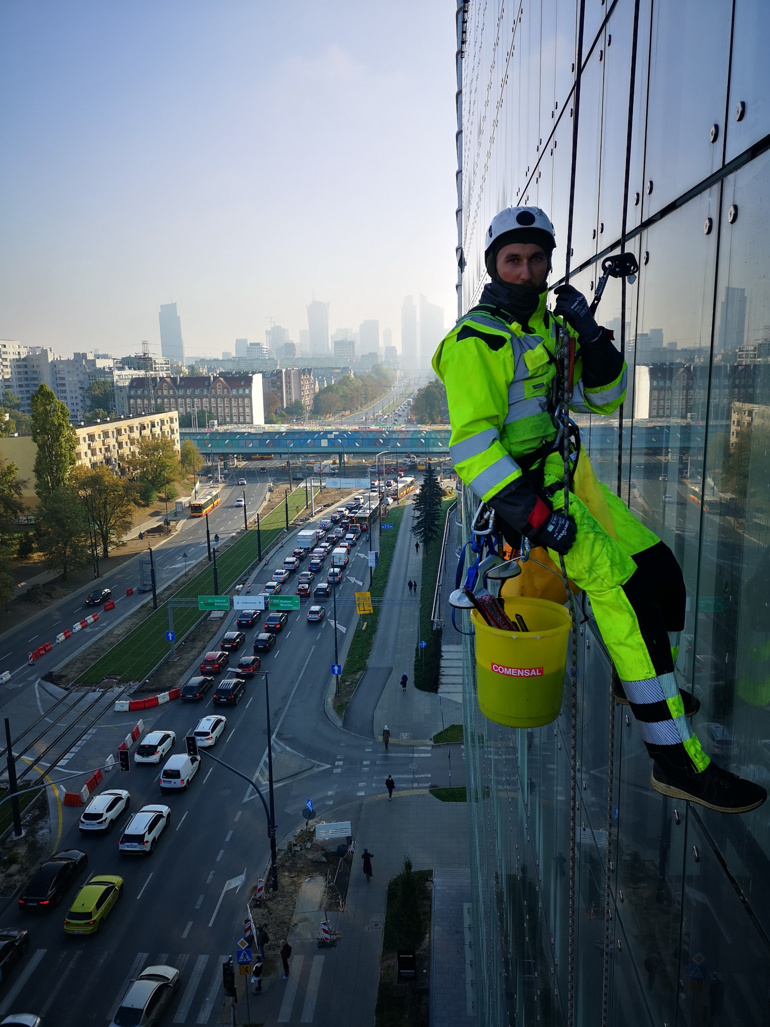 Mycie przeszkleń wieżowców w dostępie linowym