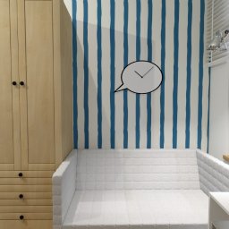 DYNAMIC ENGLISH LANGUAGE SERVICES SPÓŁKA Z OGRANICZONĄ ODPOWIEDZIALNOŚCIĄ - Wizualizacja pokoju z tapetą w niebieskie paski, białym siedziskiem, zegarem w kształcie dymku i wysoką szafą z jasnego drewna.