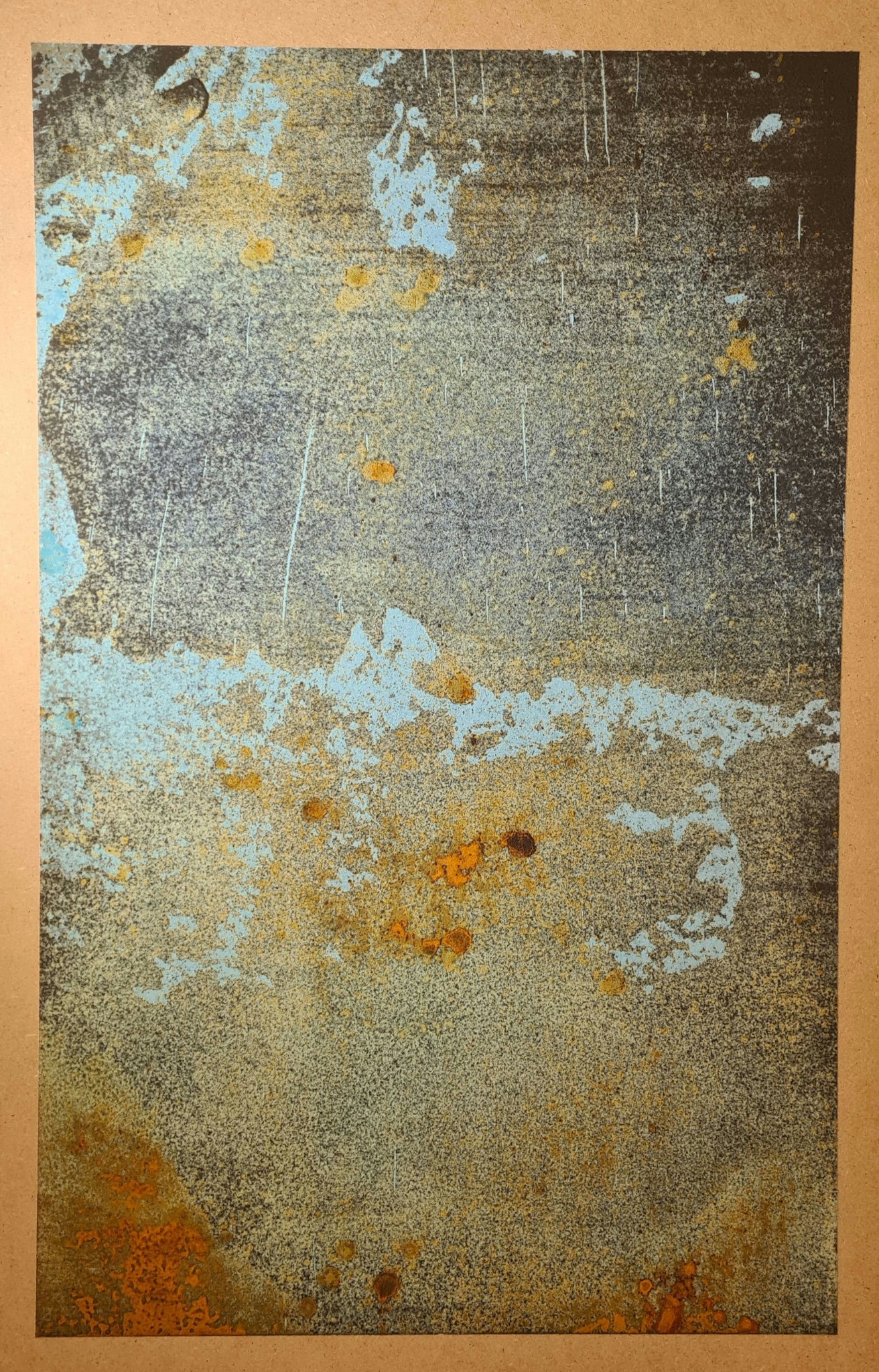 Fragment ściany z resztkami starej, łuszczącej się farby w odcieniach błękitu, szarości i rdzawej pomarańczy, z widocznymi pionowymi smugami i drobnymi plamkami.