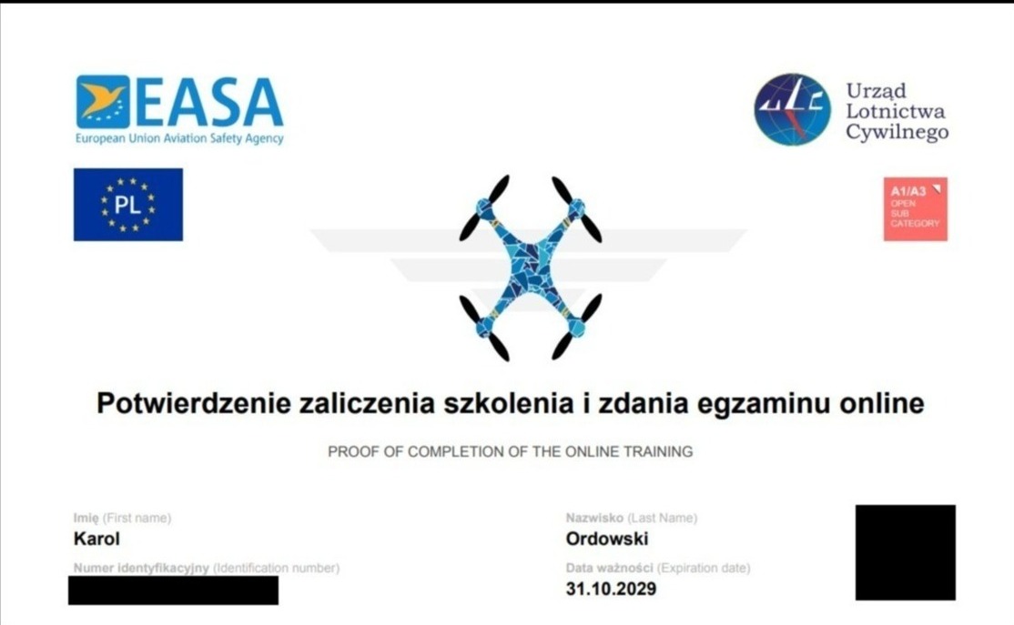 Skan dokumentu potwierdzającego zaliczenie szkolenia i zdanie egzaminu online z zakresu obsługi dronów, wydany przez Urząd Lotnictwa Cywilnego i EASA.