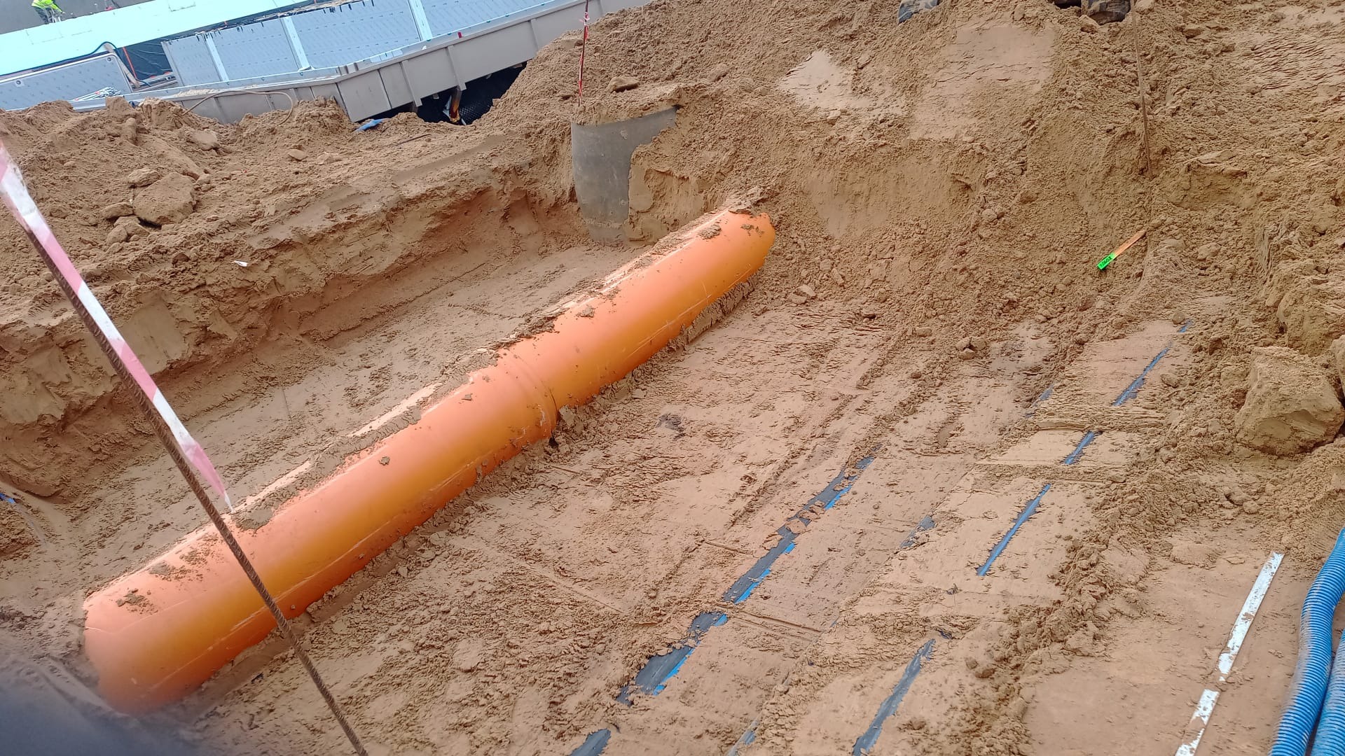 wykopy pod rury, obsadzanie rur