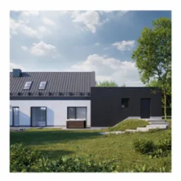 Nowoczesny dom z szarą blachą na dachu, białą fasadą i czarną dobudówką. Widoczny trawnik, drzewo i jacuzzi przy ścianie budynku. Słoneczny dzień.