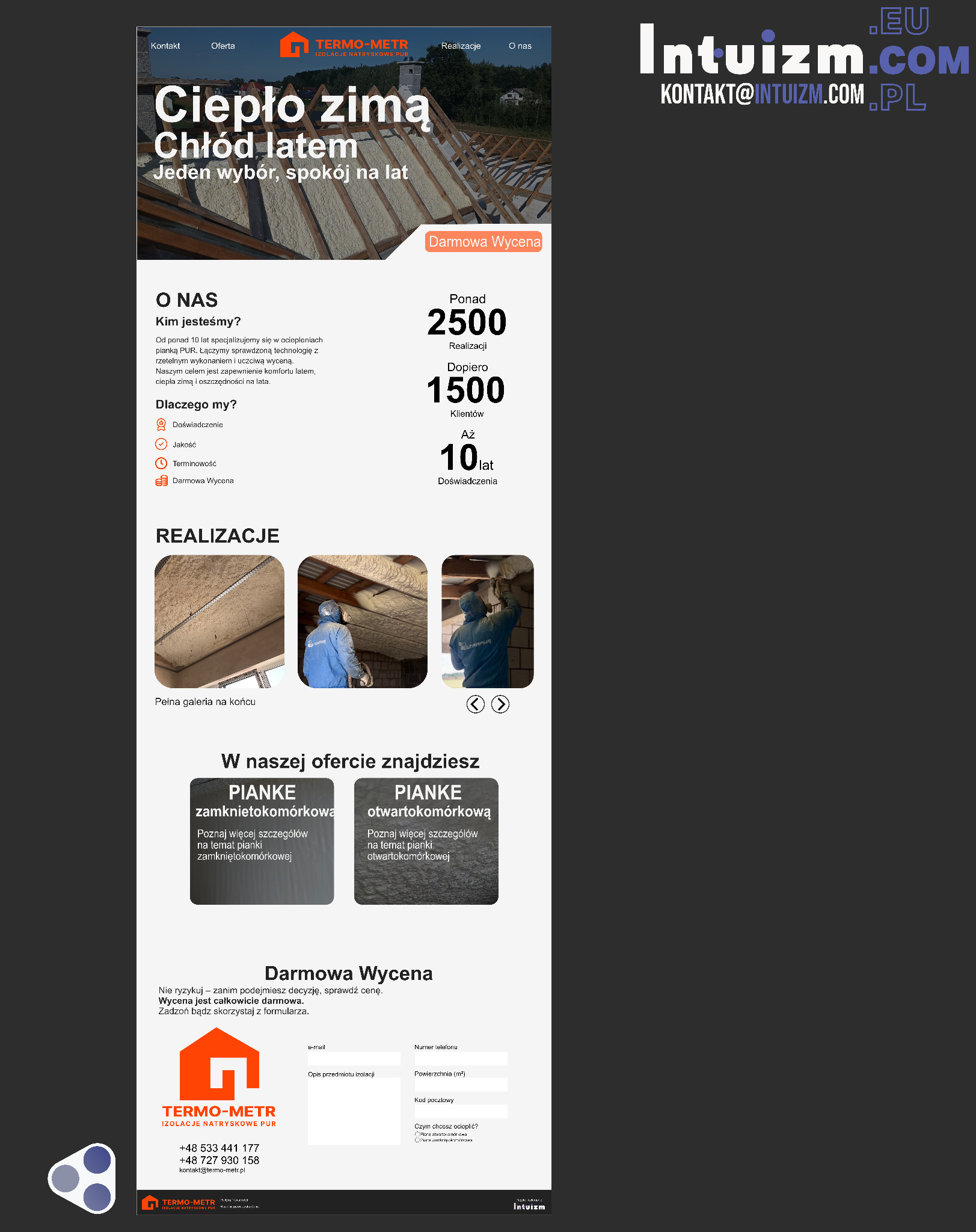 Realizacja ocieplenia pianką PUR: pracownik w kombinezonie natryskuje pianę na poddasze. Widoczne ocieplone elementy konstrukcji dachu. Usługa izolacji natryskowej.