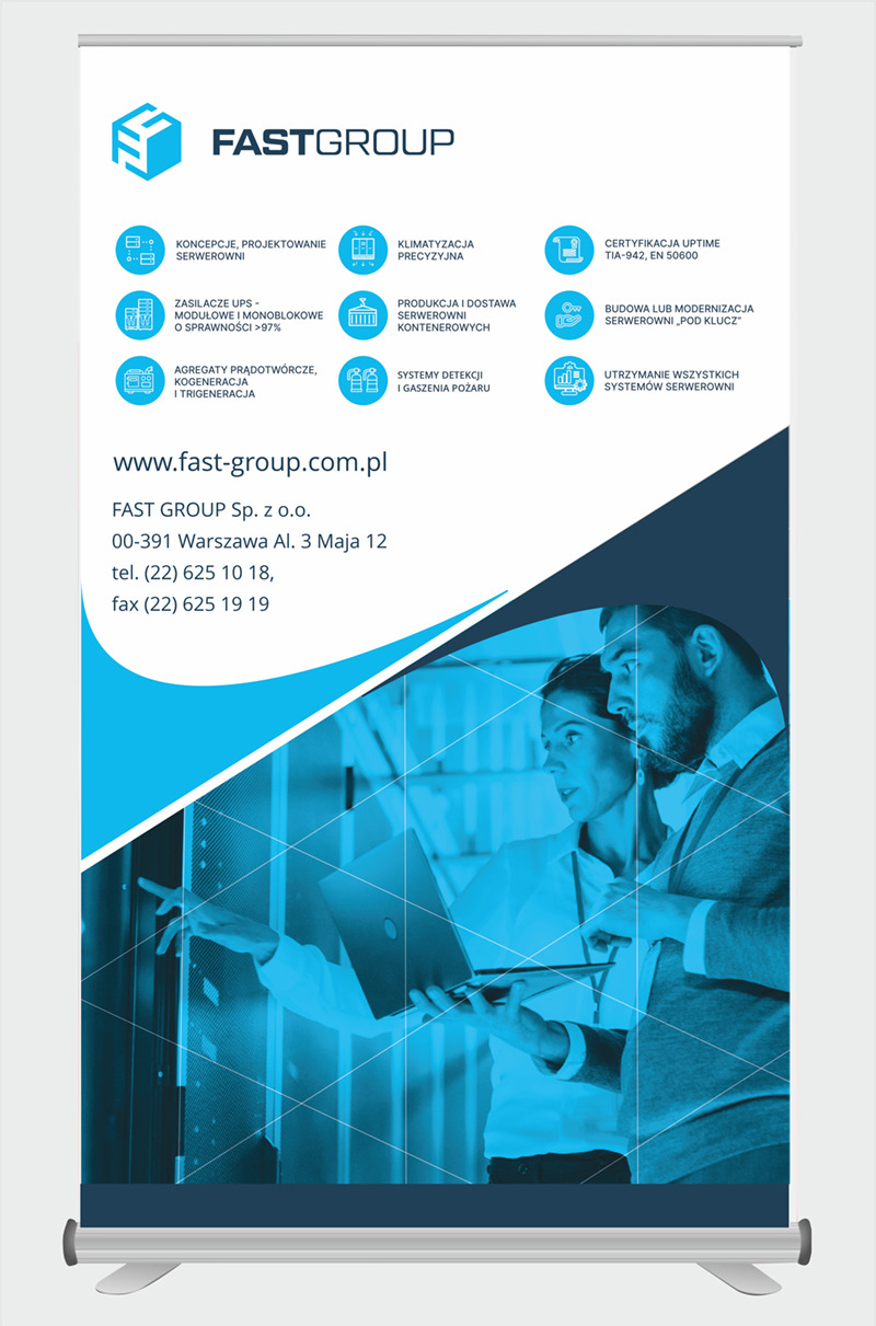 Roll-up reklamowy firmy Fast Group, prezentujący usługi projektowania i utrzymania serwerowni, z grafiką przedstawiającą inżynierów pracujących przy serwerach.