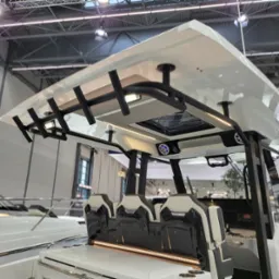 Aluminiowa, malowana na czarno konstrukcja dachu