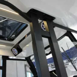 Malowany na czarno wspornik dachu