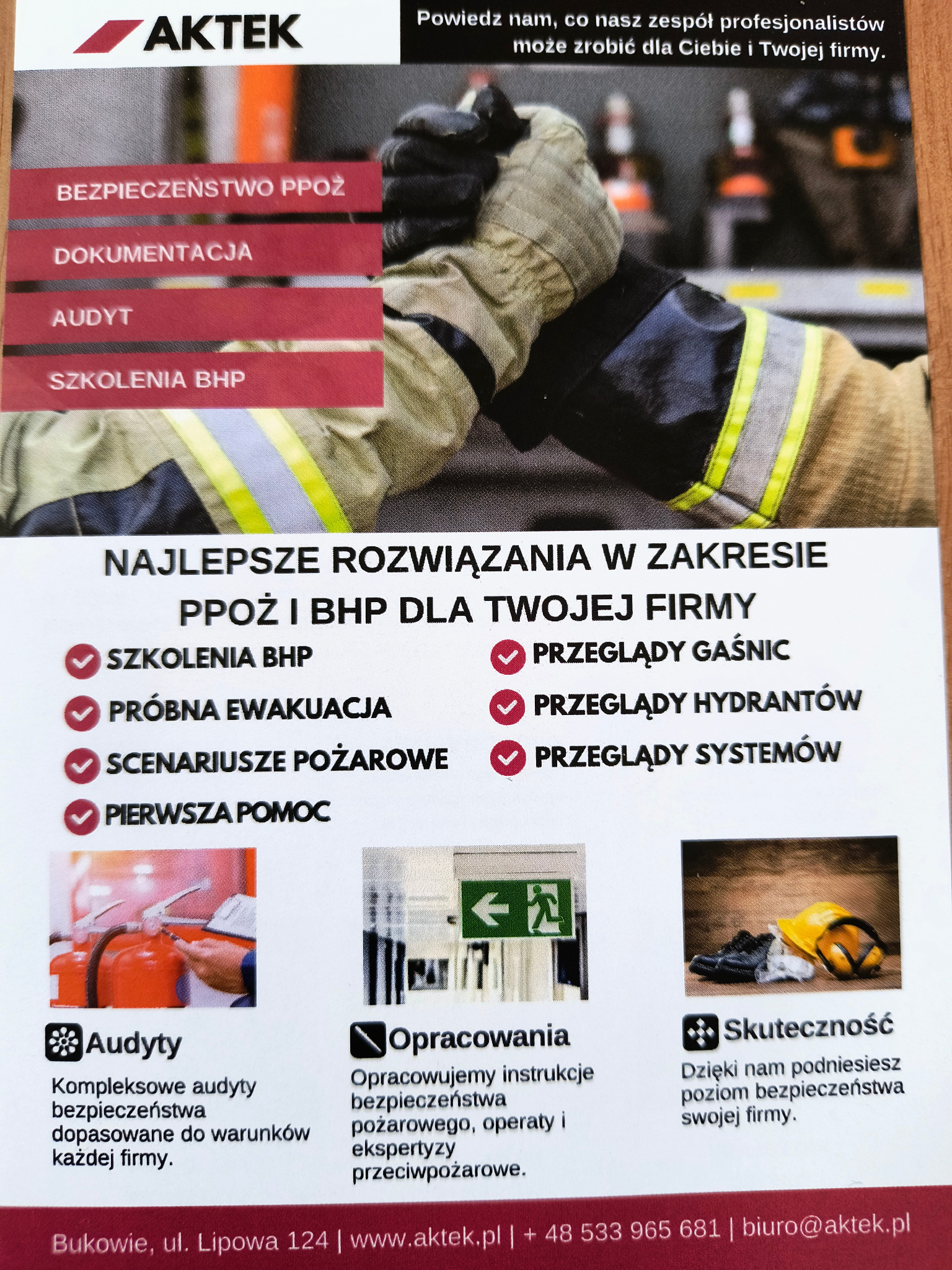 Ulotka reklamowa firmy Aktek oferującej usługi z zakresu bezpieczeństwa pożarowego i BHP, prezentująca ofertę: szkolenia BHP, próbna ewakuacja, scenariusze pożarowe, pierwsza pomoc, przeglądy...