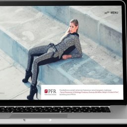 Adwebs Solutions Adam Maruszak - Prezentacja responsywnego sklepu internetowego 'EIDOS' na laptopie i smartfonie, ukazująca modelkę w czarno-białym stroju na tle betonowych schodów.