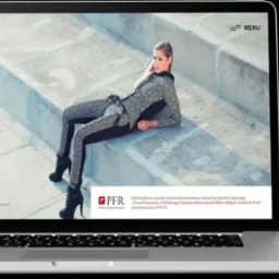 Prezentacja responsywnego sklepu internetowego 'EIDOS' na laptopie i smartfonie, ukazująca modelkę w czarno-białym stroju na tle betonowych schodów.