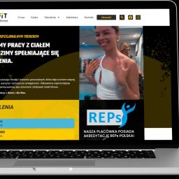 Adwebs Solutions Adam Maruszak - Prezentacja strony internetowej szkoły fitness na laptopie i telefonie komórkowym, z uśmiechniętą kobietą w centralnej części wizualizacji.