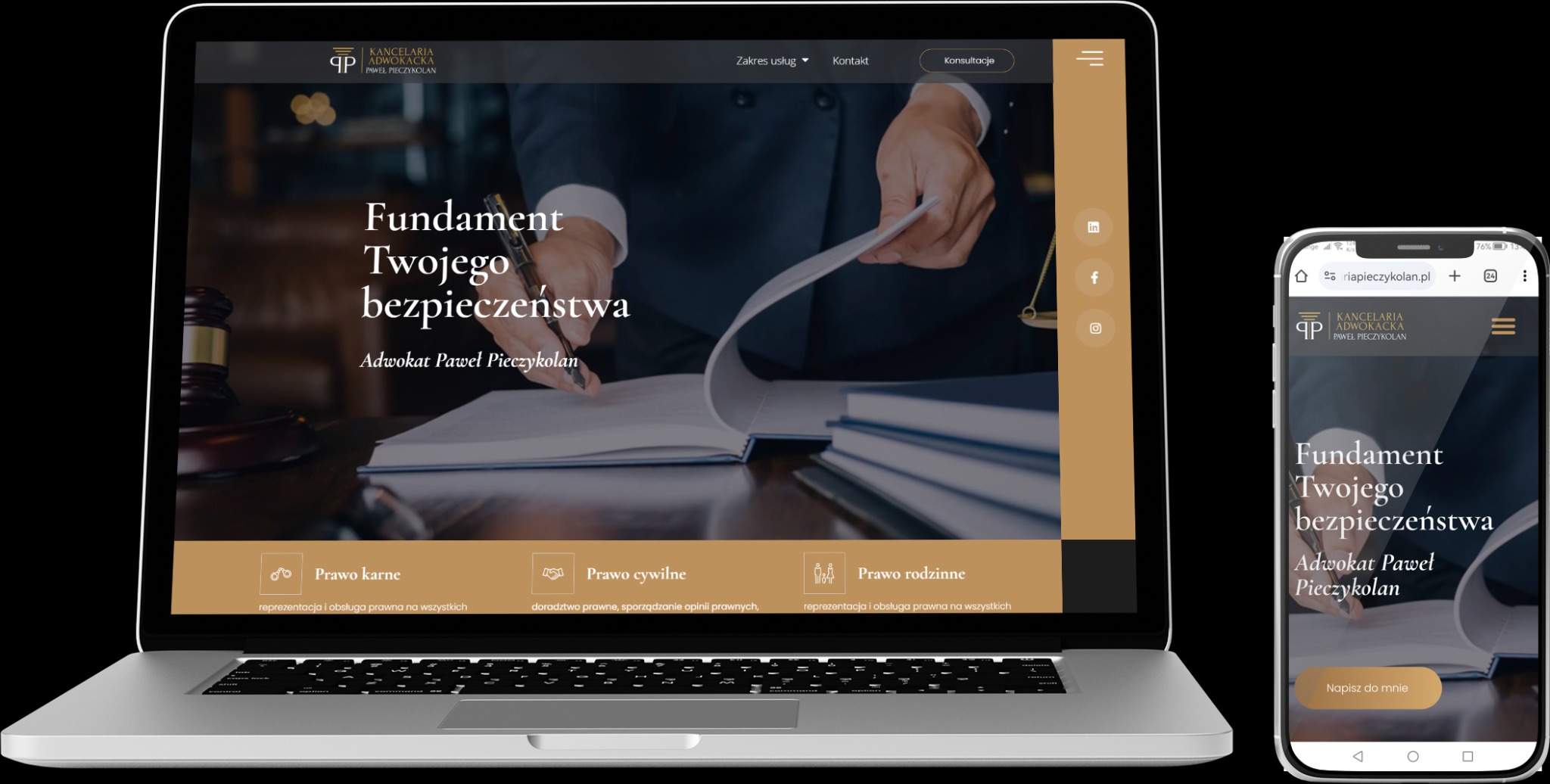 Laptop i smartfon prezentujące stronę internetową kancelarii adwokackiej z motywem prawniczym, na ekranie hasło 'Fundament Twojego Bezpieczeństwa', w tle widać wagę i kodeks prawny.
